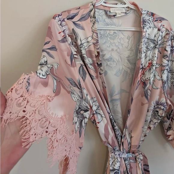 LE ROSE  STORIES satin robe - Picture 2 of 2